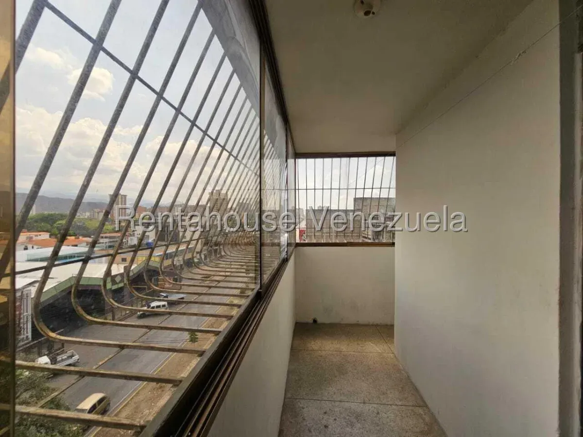Cómodo Apartamento en Venta Zona centro de Maracay Av. Bolívar - 14
