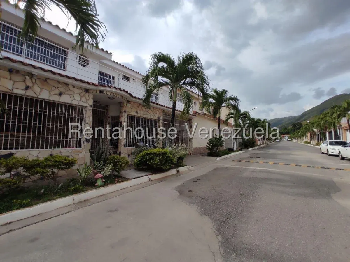 Hermosa Casa Quinta en Venta Urb. La Guaraimita, Av. Intercomunal La Victoria, Edo. Aragua