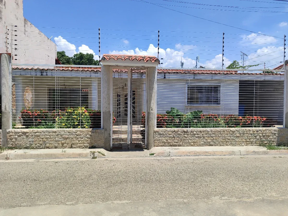 Excelente Oportunidad de Inversion Casa en Venta Urb. Las Amazonas Santa Rita Coropo, Edo. Aragua - 2