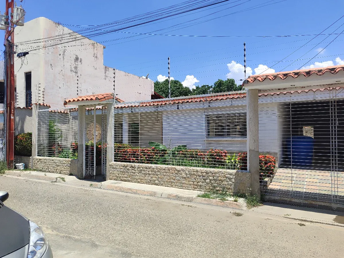 Excelente Oportunidad de Inversion Casa en Venta Urb. Las Amazonas Santa Rita Coropo, Edo. Aragua - 3