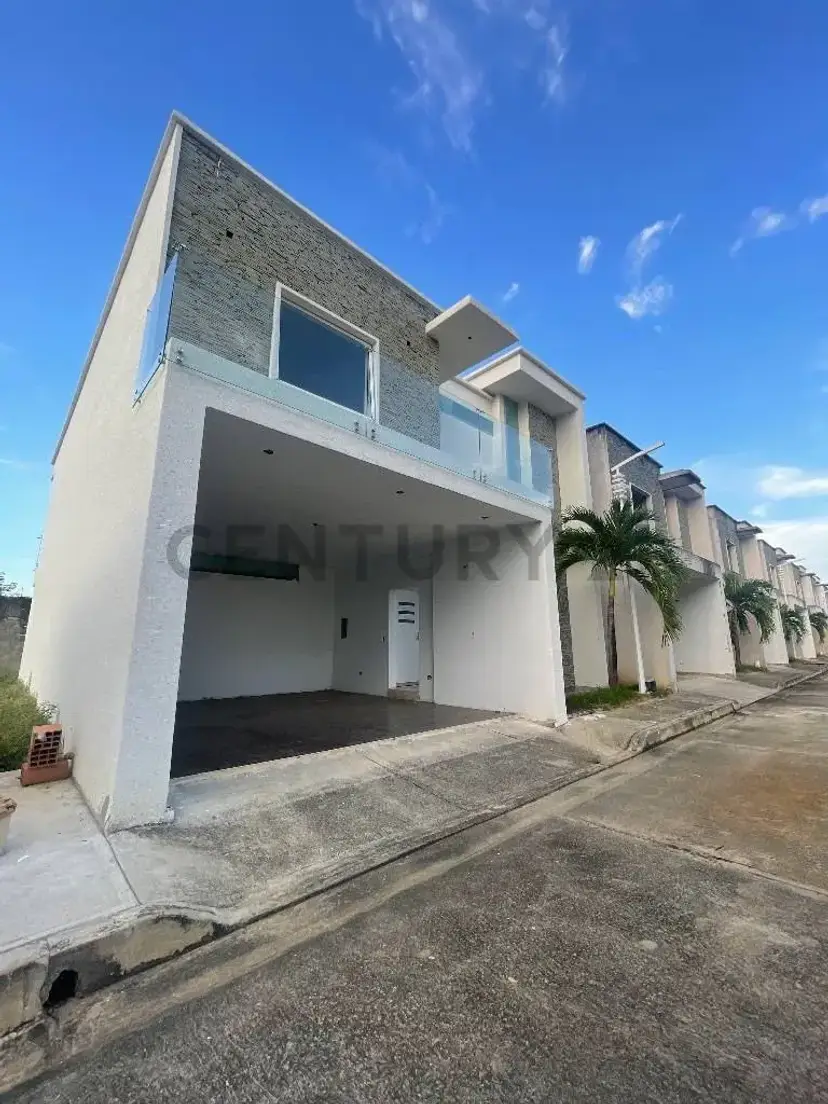 Moderno Townhouse en obra gris