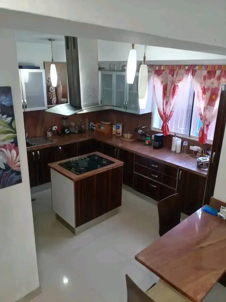 Vendo amplia casa con 2 apartamentos en el casco central de Lecheria - 3