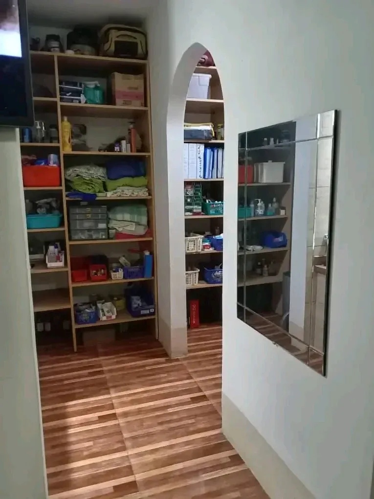 Vendo amplia casa con 2 apartamentos en el casco central de Lecheria - 11