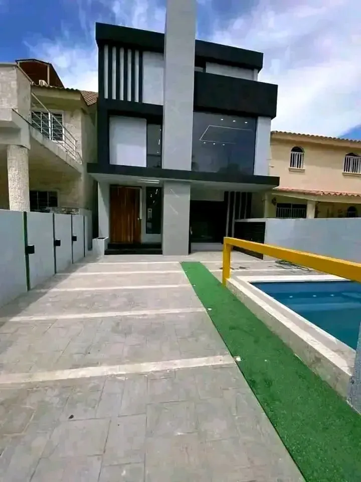 ¡Lujo a Estrenar en Lechería! Tu Casa Bote B Soñada con Muelle Privado.