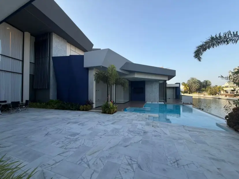 BRICK LUXURY HOMES VENDE exclusiva villa en Lecheria