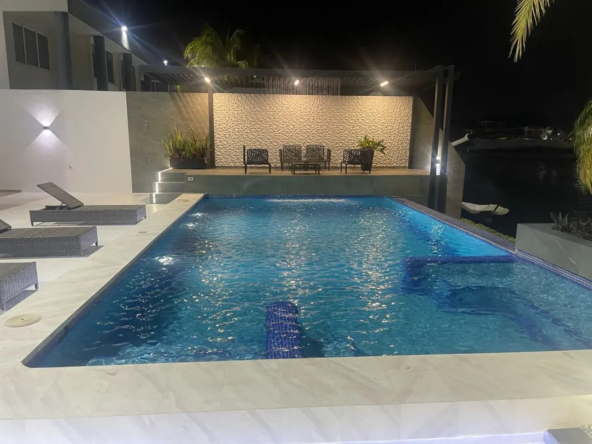 BRICK LUXURY HOMES VENDE MODERNA VILLA - 2