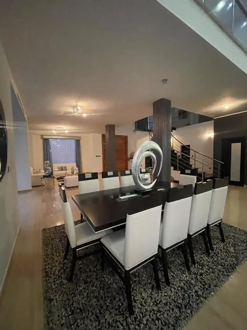 BRICK LUXURY HOMES VENDE MODERNA VILLA