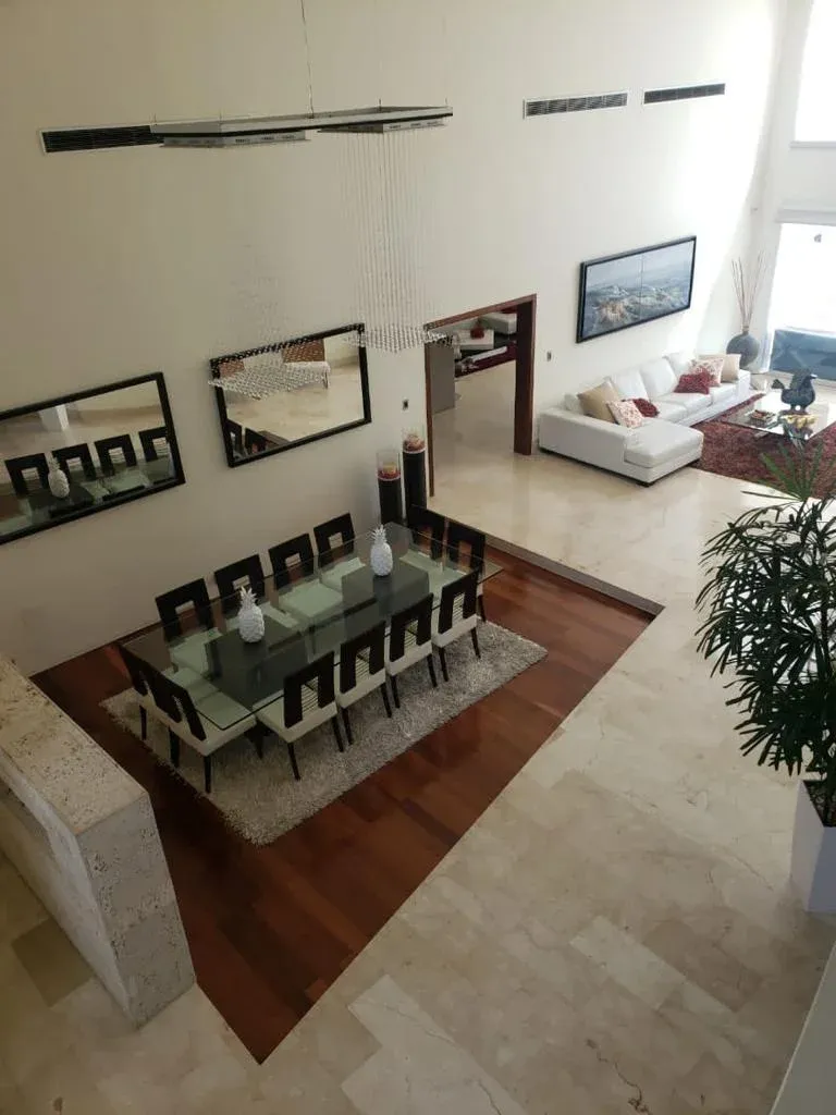 Brick Luxury Homes vende exclusiva villa - 9