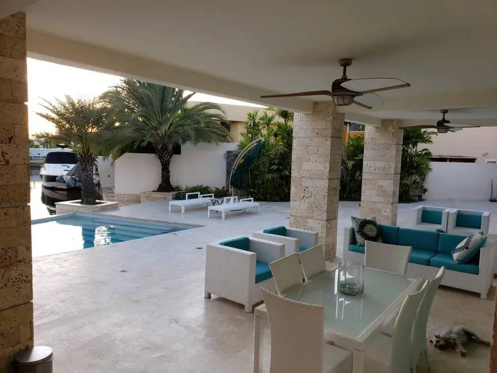 Brick Luxury Homes vende exclusiva villa - 11