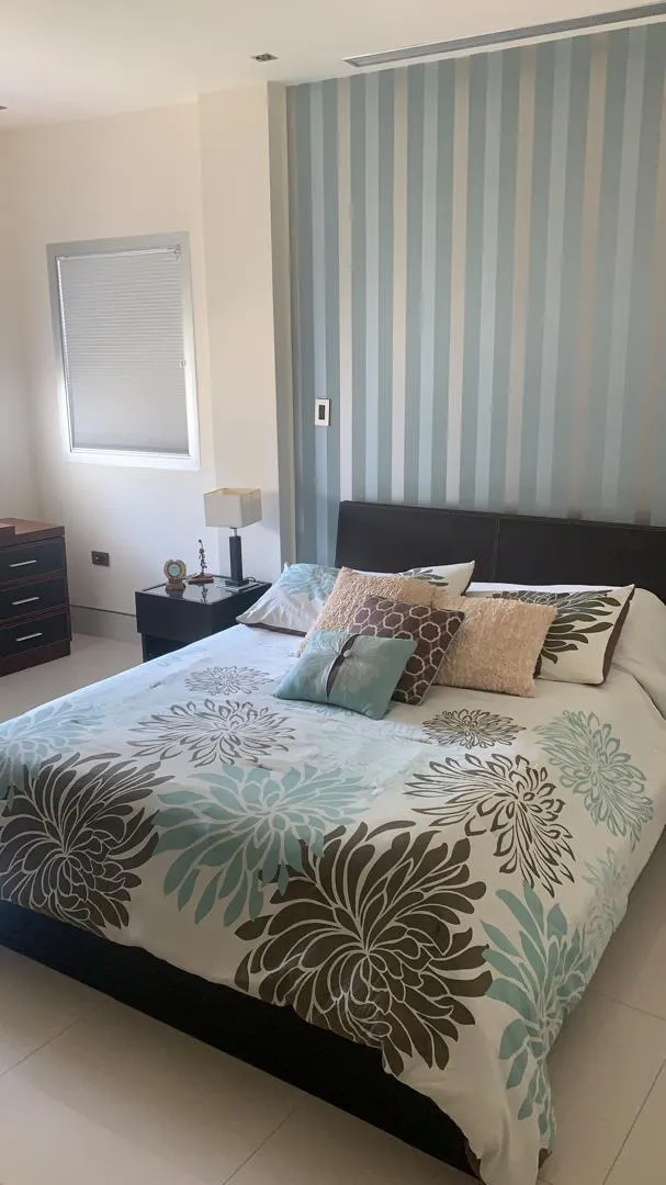 Brick Luxury Homes vende exclusiva villa - 17
