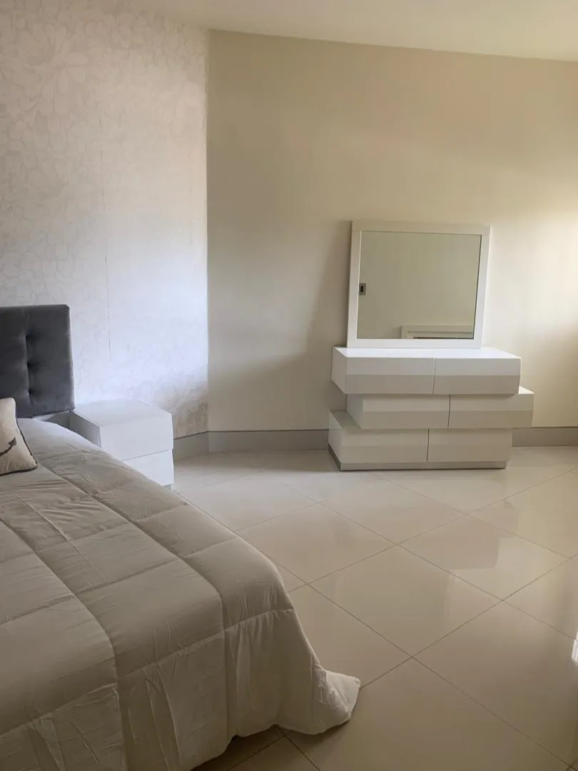 Brick Luxury Homes vende exclusiva villa - 22