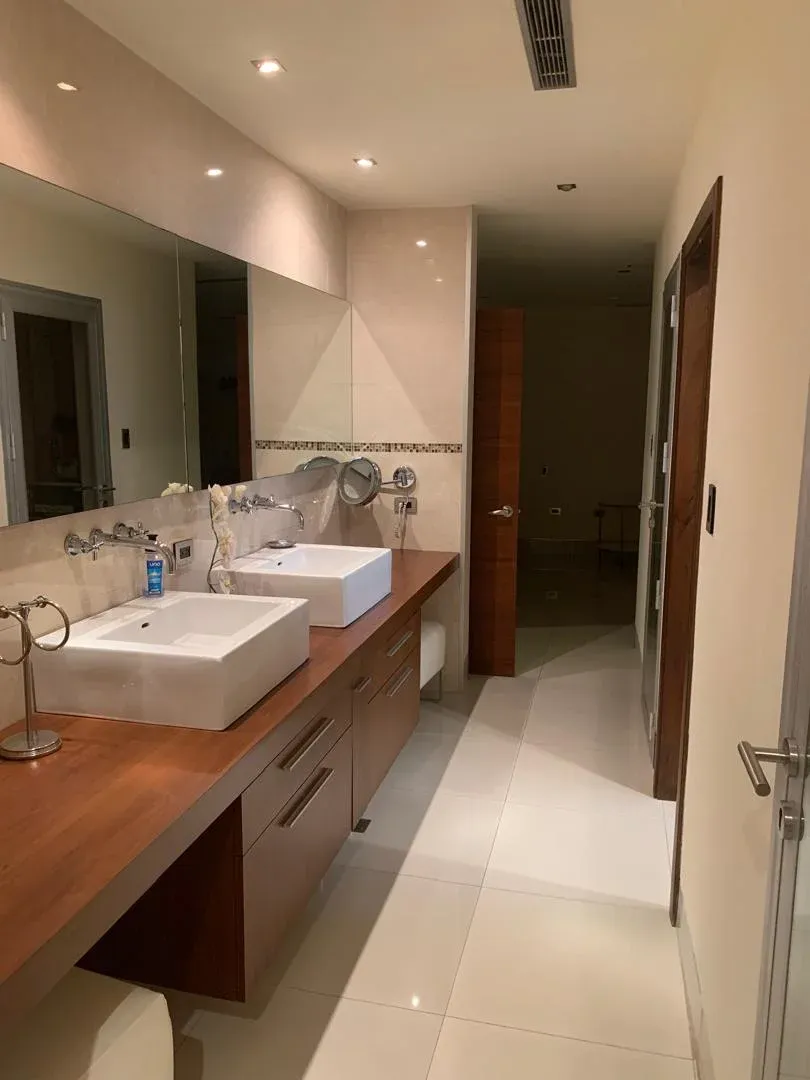 Brick Luxury Homes vende exclusiva villa - 25
