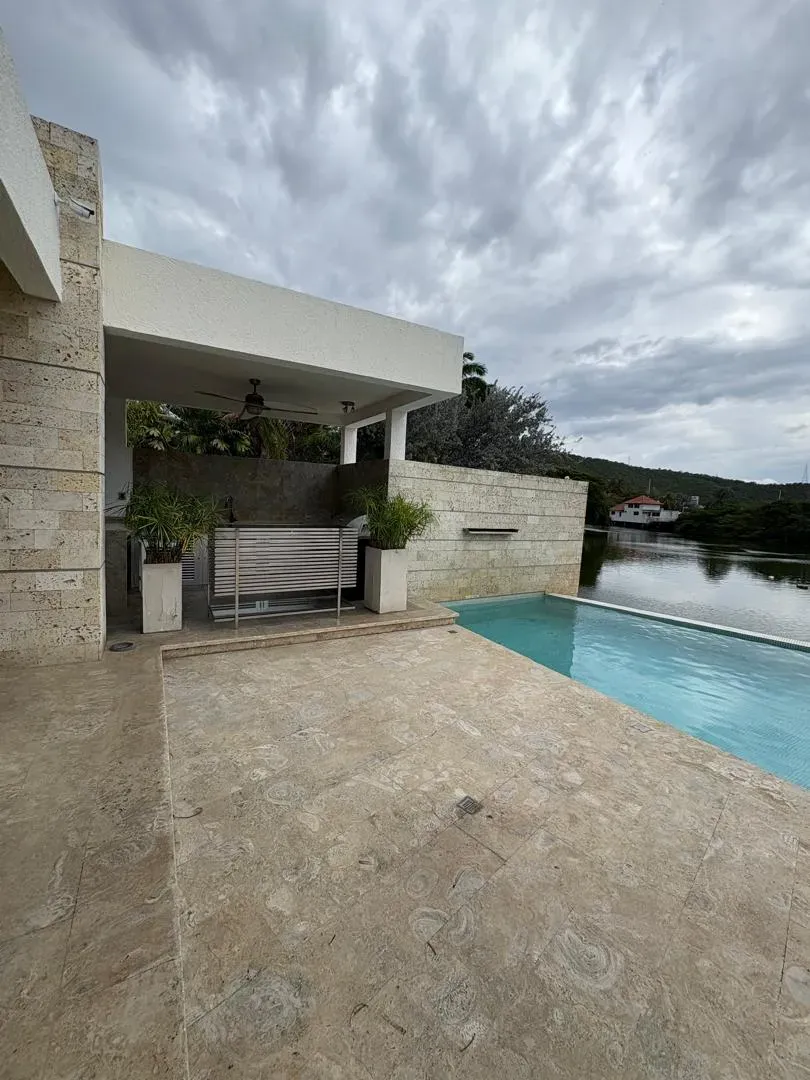 Brick Luxury Homes vende exclusiva villa - 2