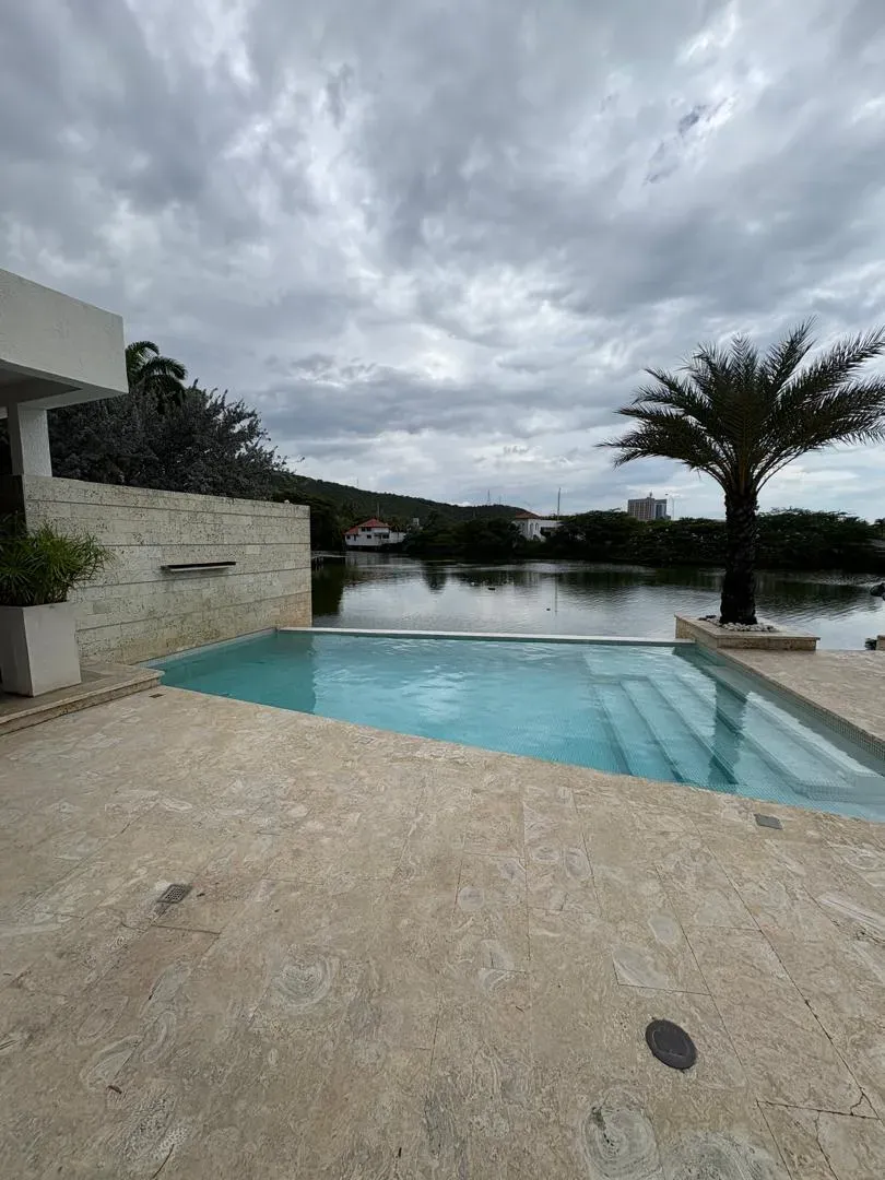 Brick Luxury Homes vende exclusiva villa - 32