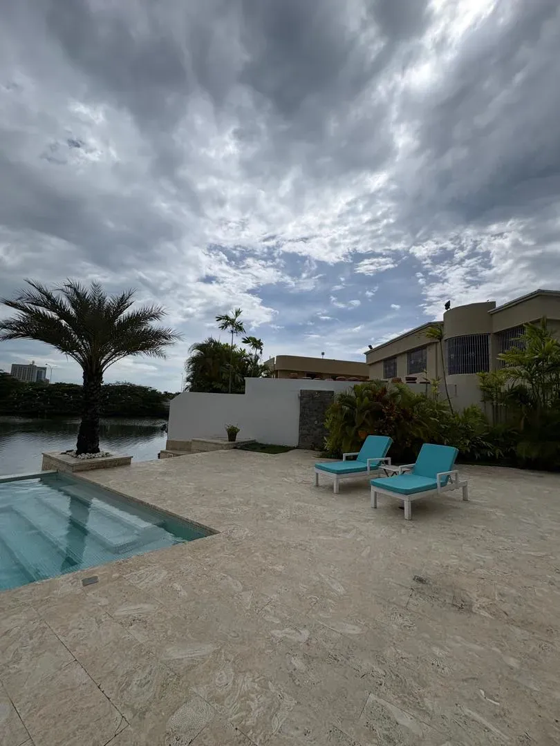 Brick Luxury Homes vende exclusiva villa - 33