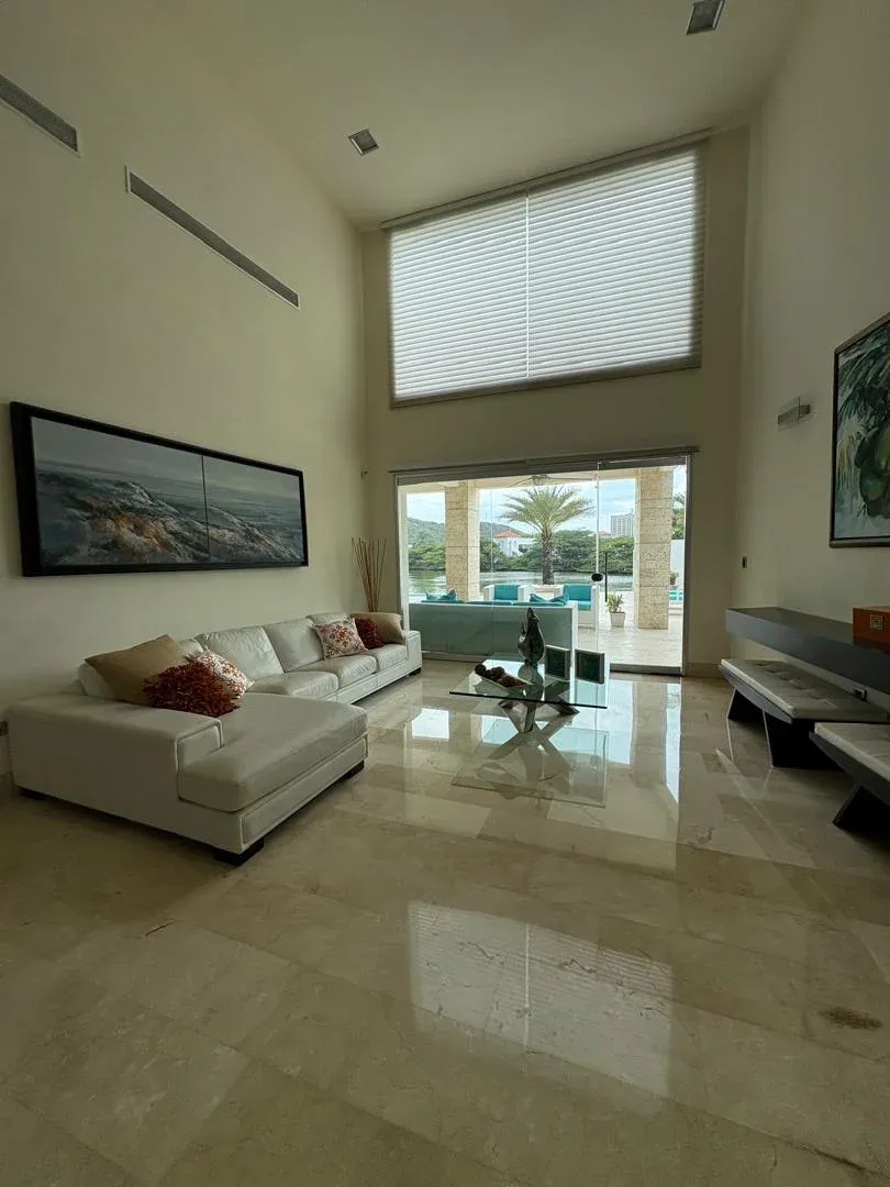 Brick Luxury Homes vende exclusiva villa - 35