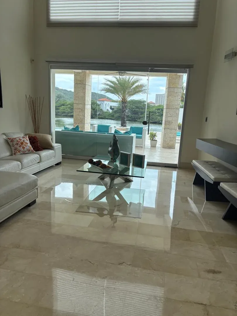 Brick Luxury Homes vende exclusiva villa - 36