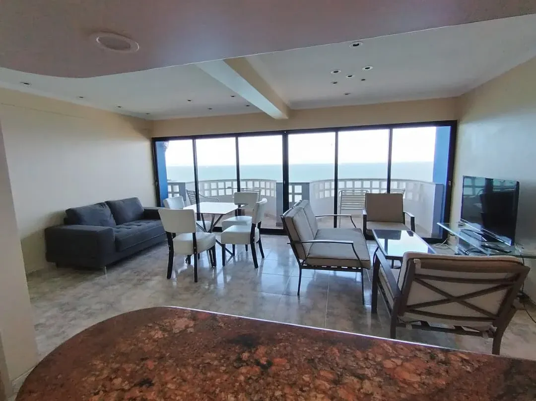 ¡Exclusivo apartamento en venta con espectacular vista al mar en Res. Costa Dorada!