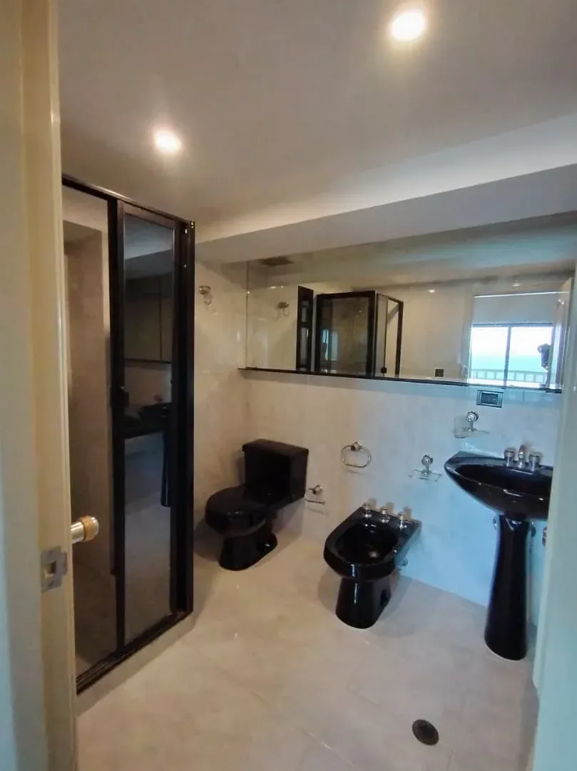 ¡Exclusivo apartamento en venta con espectacular vista al mar en Res. Costa Dorada! - 10