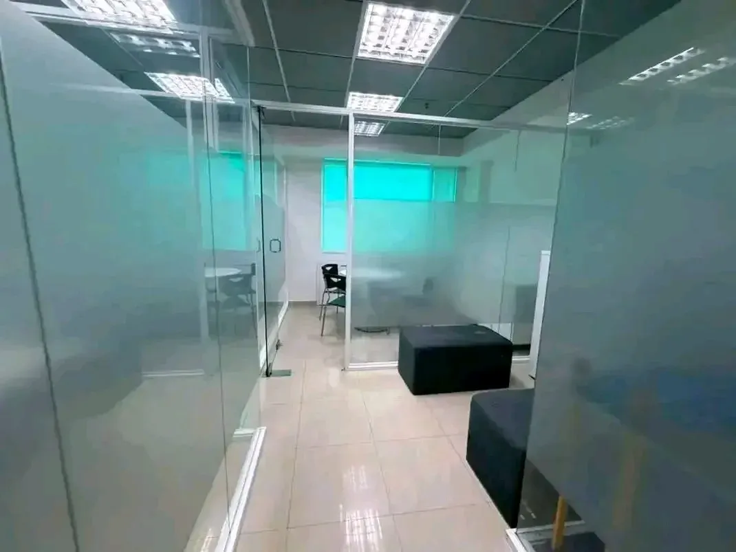 Alquilo oficina amoblada Centro Empresarial Lecheria - 3