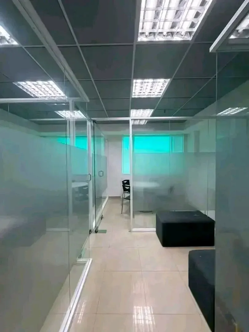 Alquilo oficina amoblada Centro Empresarial Lecheria - 6
