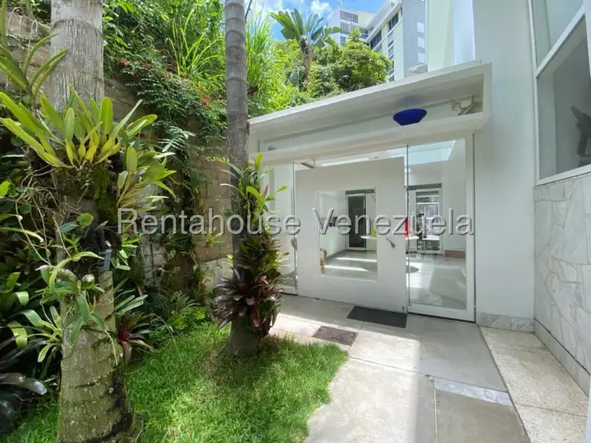 Elegante Y Bella Casa En Venta San Román, Hermoso Jardín Y Terrazas