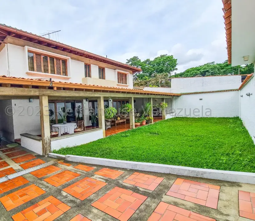 Hermosa Casa En Venta El Marques, Calle Cerrada Con Vigilancia. Jardín Y Una Terraza, parrillera