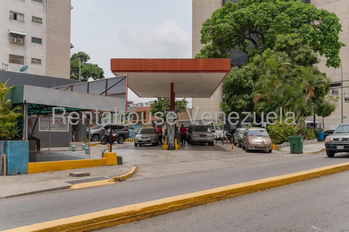 En Venta Estación De Gasolina Con La Mejor Ubicación Del Municipio Chacao, La Floresta - 2