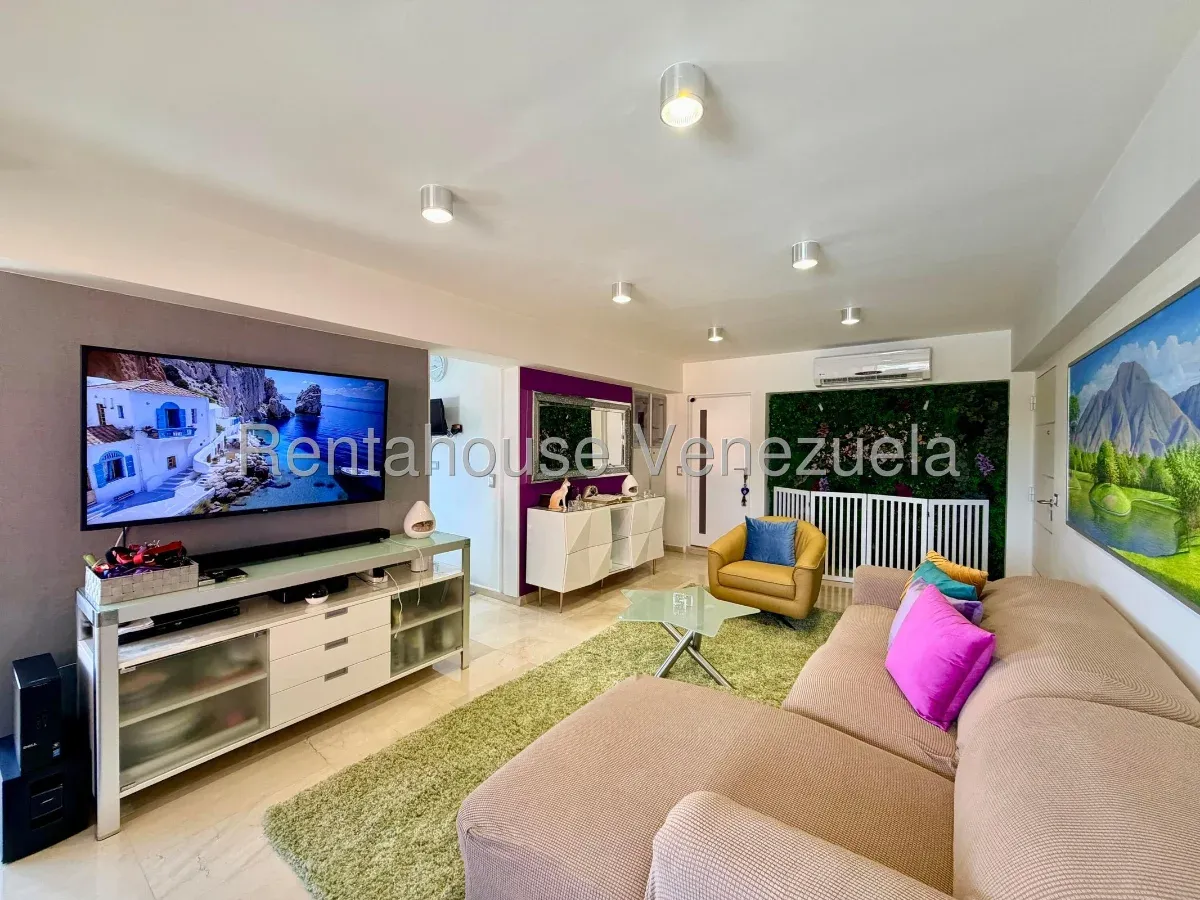 Esplendido Apartamento En Venta Los Dos Caminos. Buena Iluminación Natural, Vista Al Ávila - 2