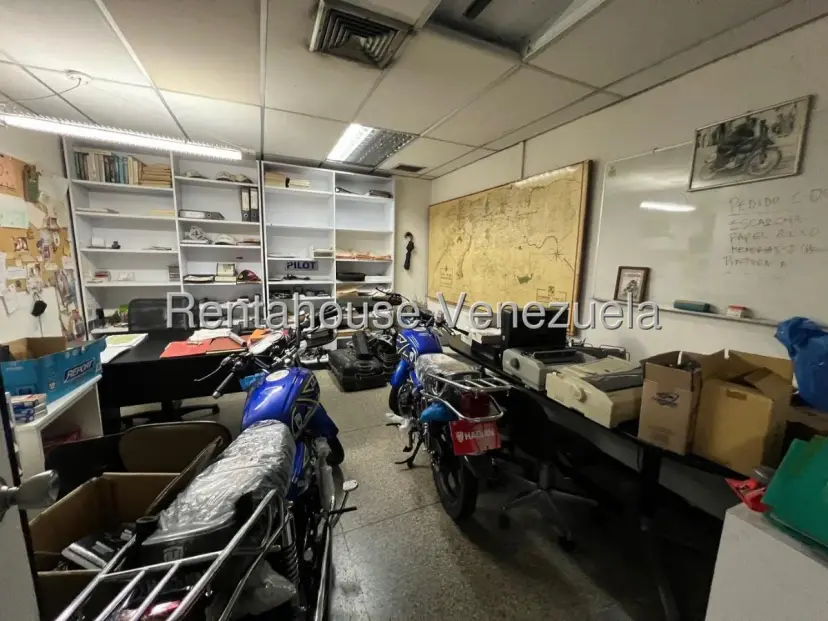 Local Comercial Con Deposito En Chacao. Incluye Tienda Comercial Con Vidrieras, 5 Oficinas, 4 Baños,