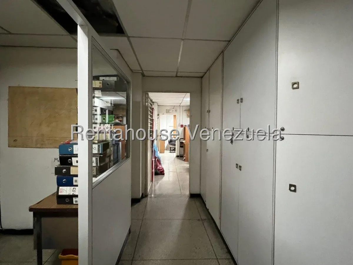 Local Comercial Con Deposito En Chacao. Incluye Tienda Comercial Con Vidrieras, 5 Oficinas, 4 Baños, - 3