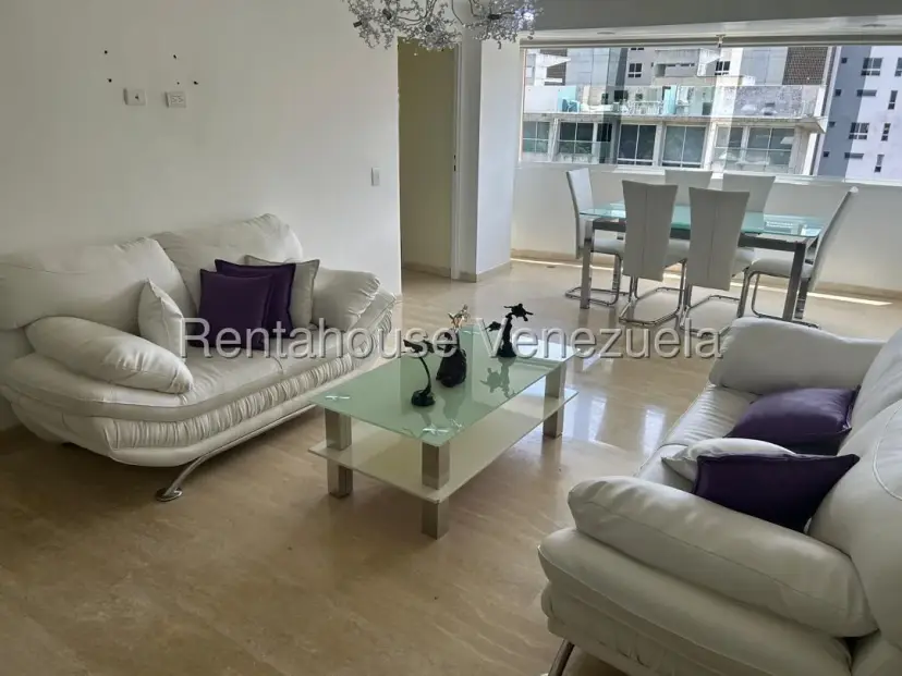 Espacioso Y Fresco Apartamento En Solar Del Hatillo, Amoblado. Dos Puestos De Estacionamiento