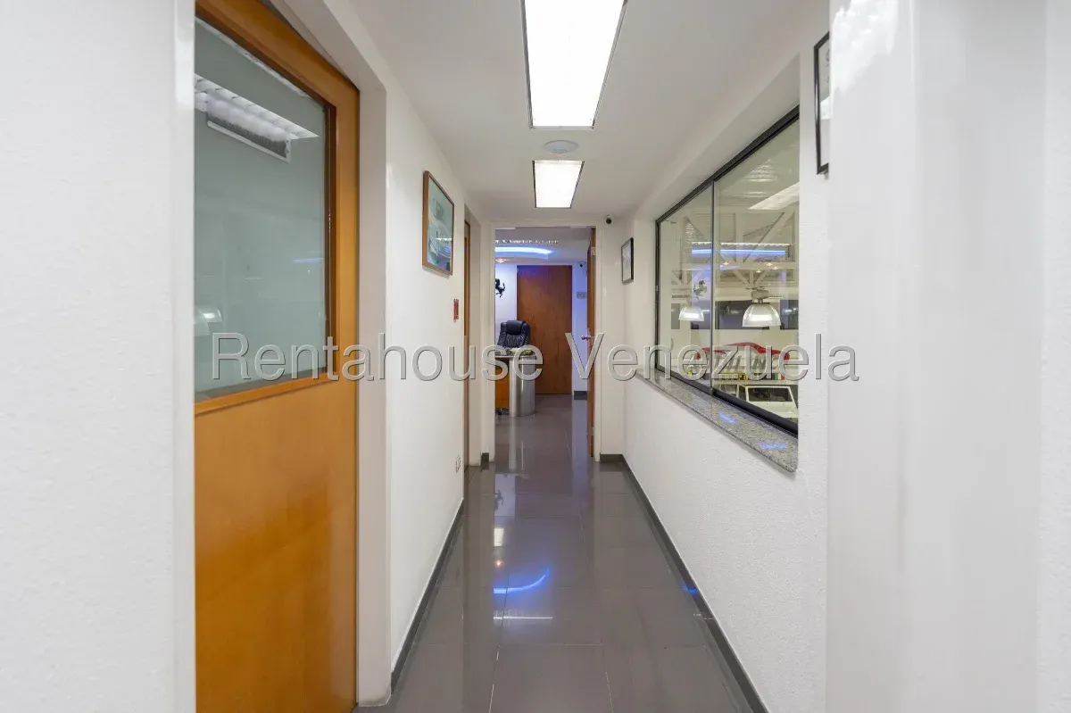 Local Comercial En Venta Los Chaguaramos. Local Y Fondo De Comercio En Conjunto - 10