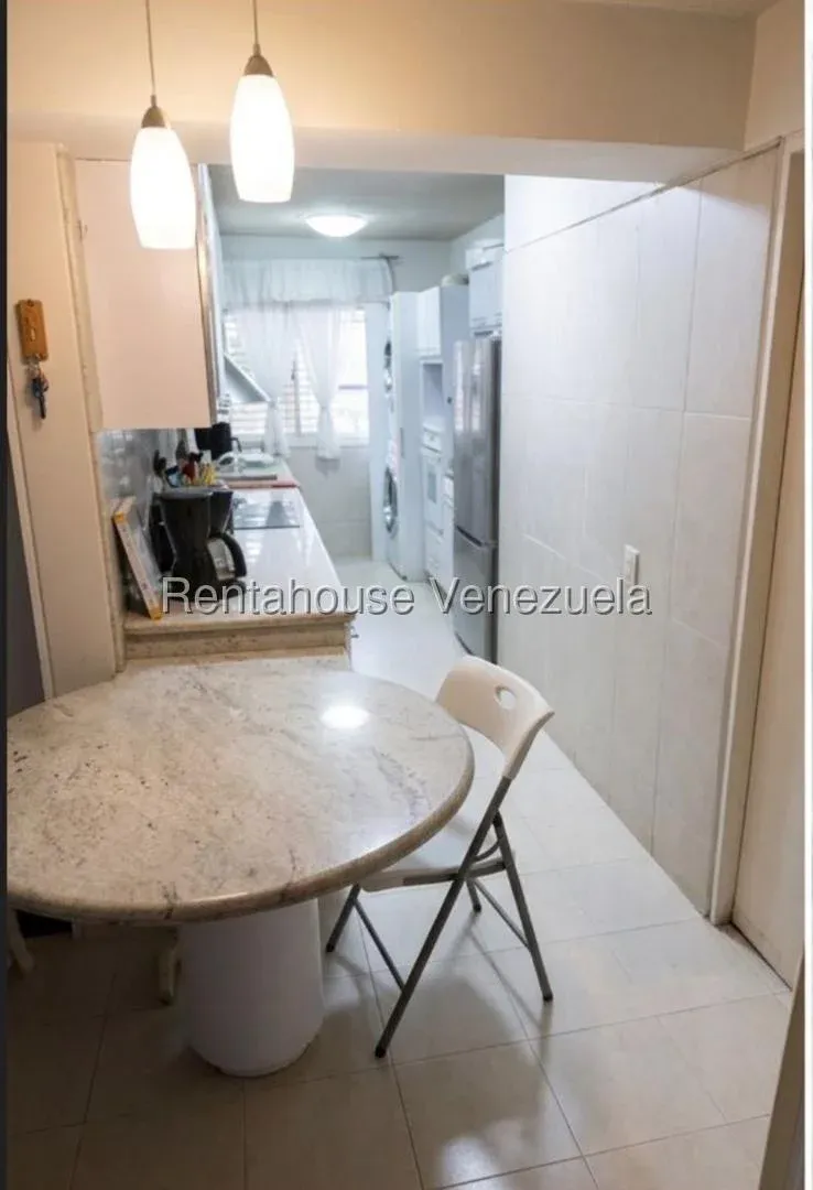 Espacioso Apartamento En Alquiler Los Dos Caminos. Amoblado. Piso Bajo - 2
