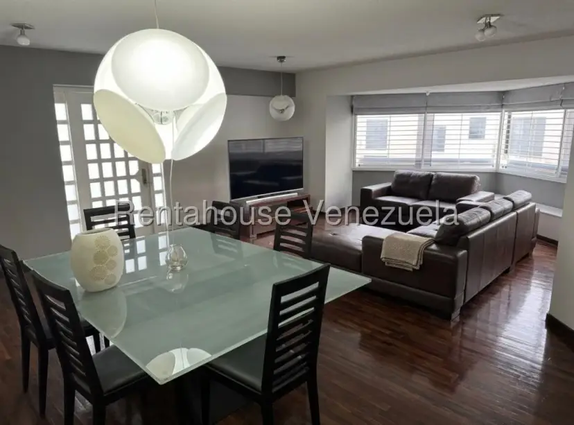 Espacioso Apartamento En Alquiler Los Dos Caminos. Amoblado. Piso Bajo