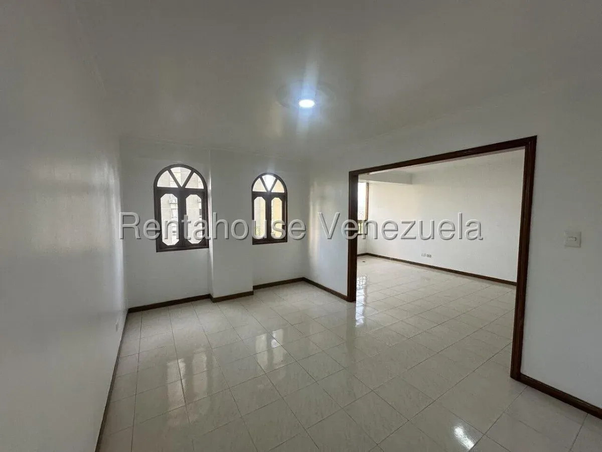 Confortable Apartamento En Venta Terrazas Del Ávila. Iluminación Y Ventilación Natural - 3