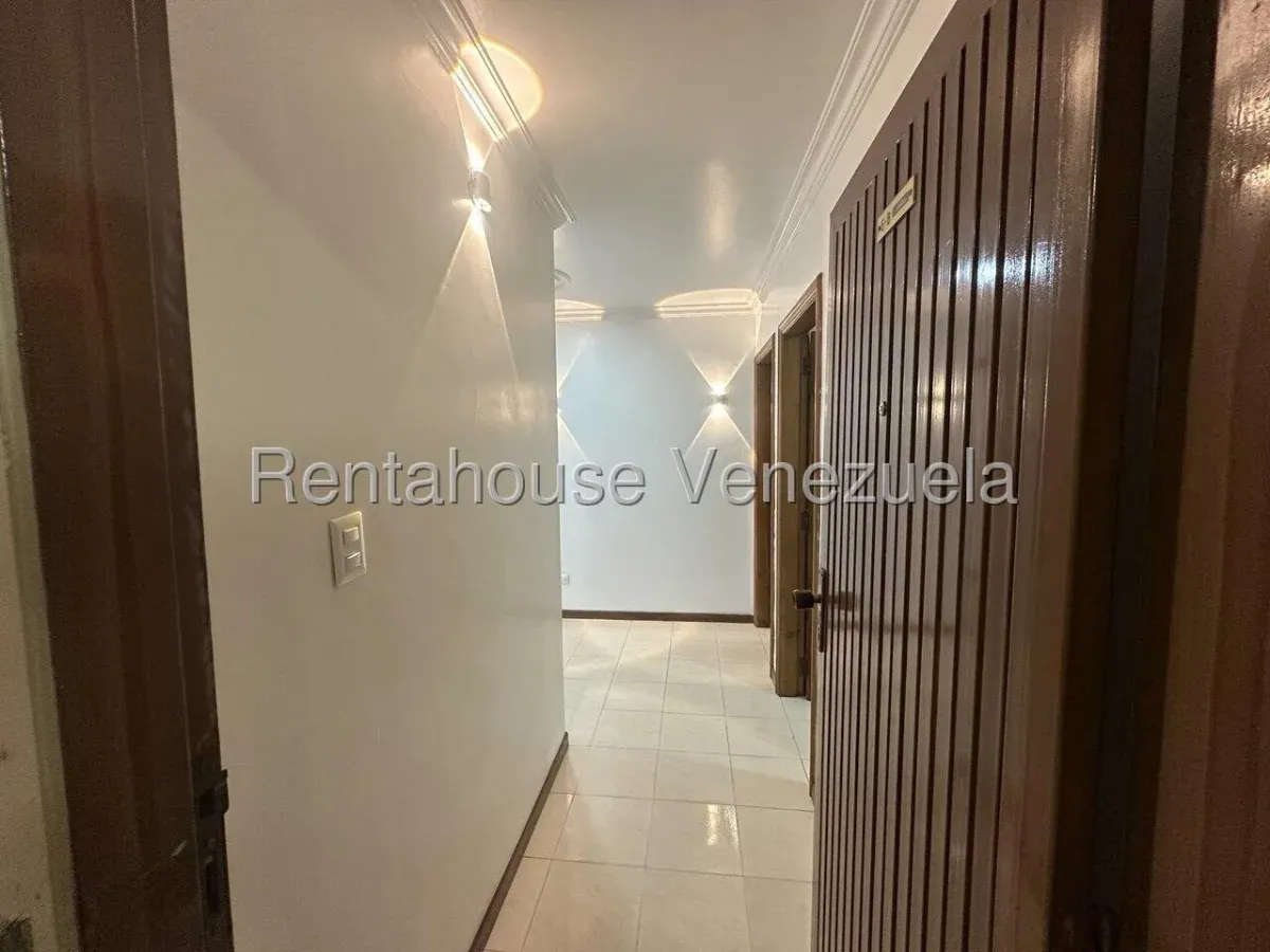 Confortable Apartamento En Venta Terrazas Del Ávila. Iluminación Y Ventilación Natural - 2