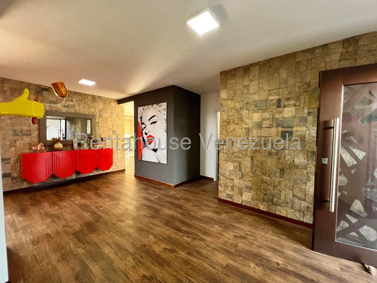 Preciosa Casa En Colinas Del Tamanaco. Impecable, Estupendo Jardín. Calle Cerrada Con Vigilancia - 3