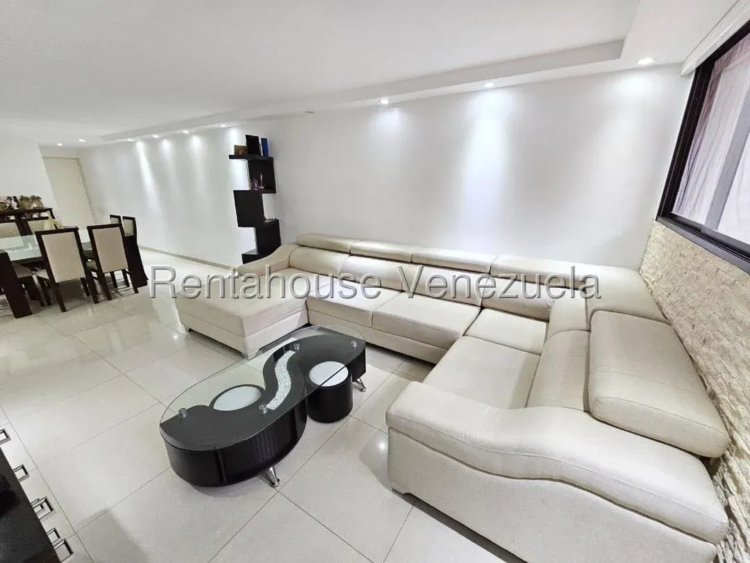 Estupendo Apartamento En Colinas De La Tahona. Piso Bajo. Dos Puestos De Estacionamiento 