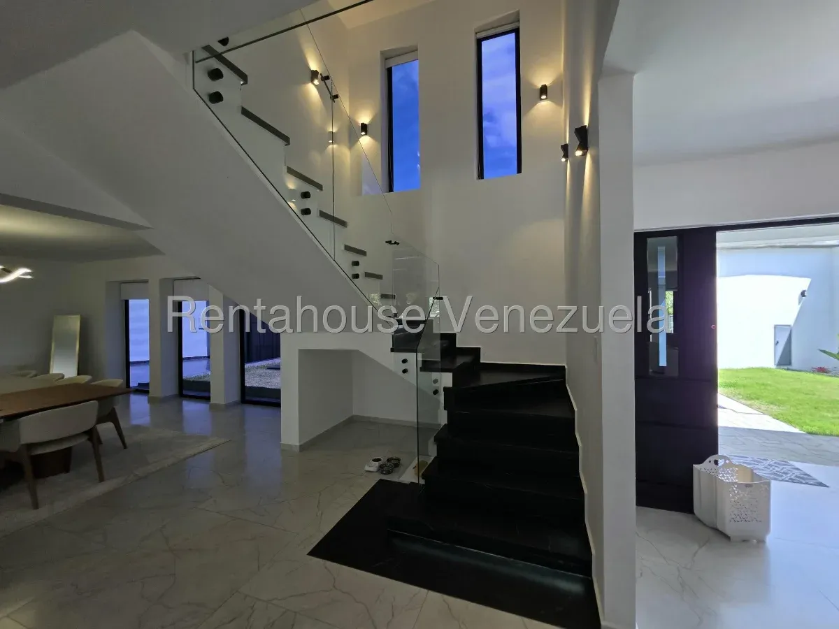 Bellísima Casa En Los Naranjos Del Cafetal, Hermoso Jardín Y Terraza - 9