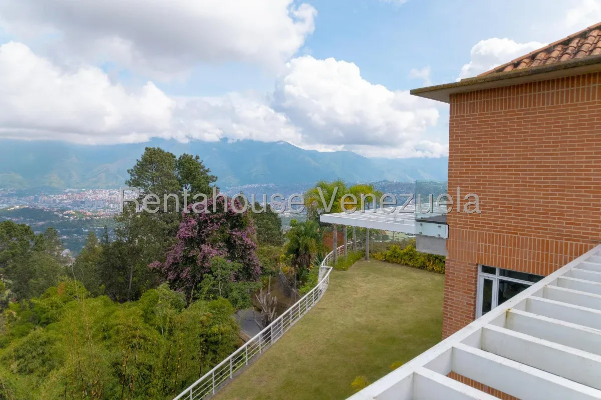 Extraordinaria Casa En Venta Alto Hatillo, Hermoso Jardín Con Área De Parrillera Y Vista Panorámica - 9