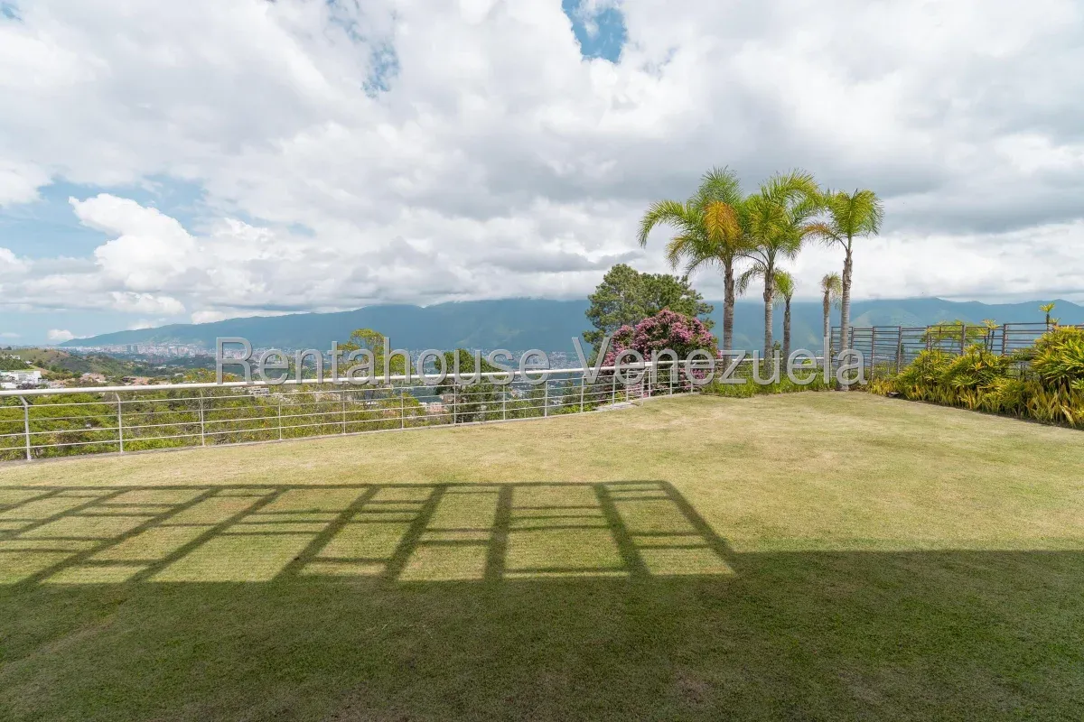 Extraordinaria Casa En Venta Alto Hatillo, Hermoso Jardín Con Área De Parrillera Y Vista Panorámica - 17