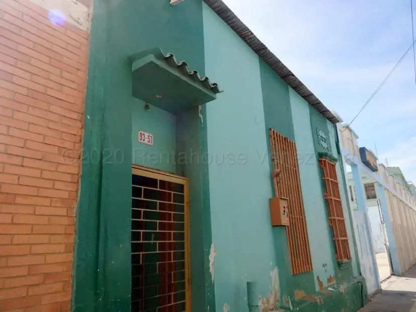 MLS #25-11091 LOCAL EN VENTA 