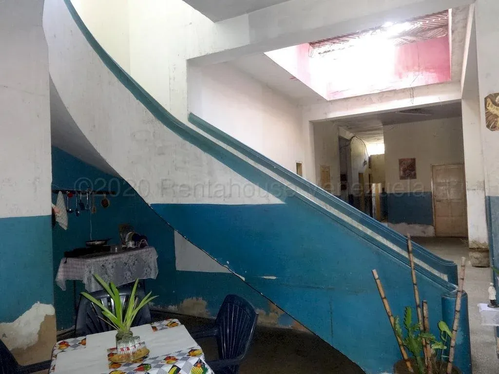 MLS #25-11091 LOCAL EN VENTA  - 8
