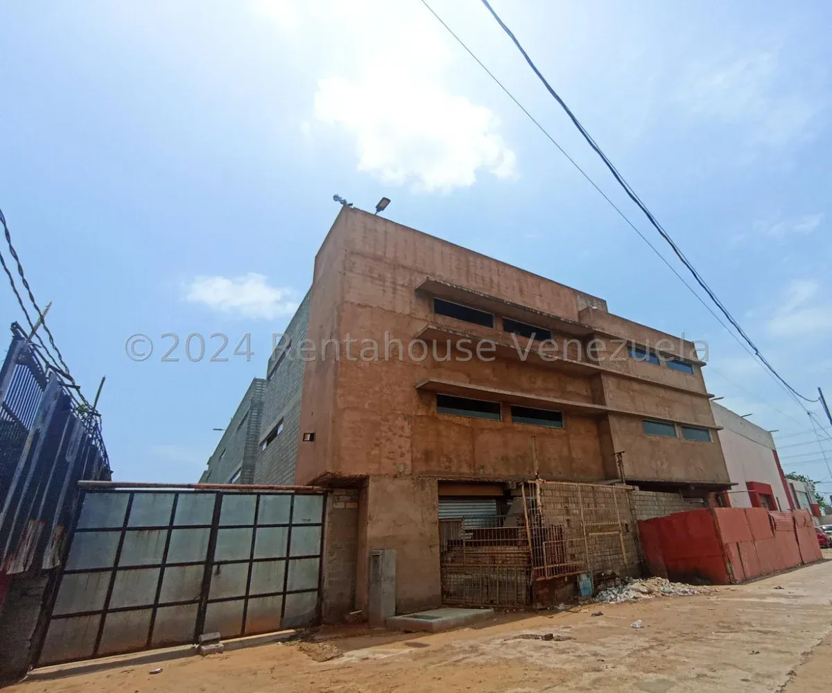 MLS #26-7656 EN VENTA EDIFICIO COMERCIAL CON 3 LOCALES 