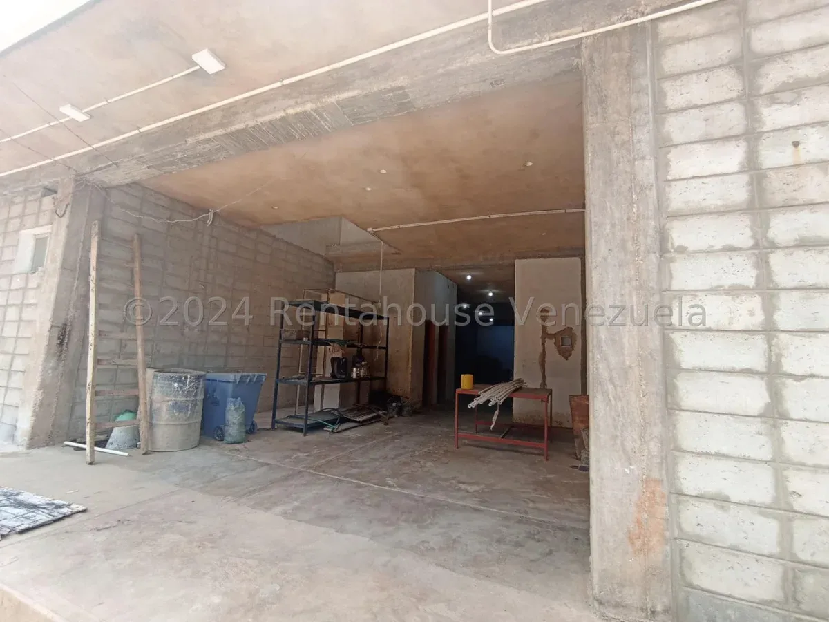 MLS #26-7656 EN VENTA EDIFICIO COMERCIAL CON 3 LOCALES  - 12
