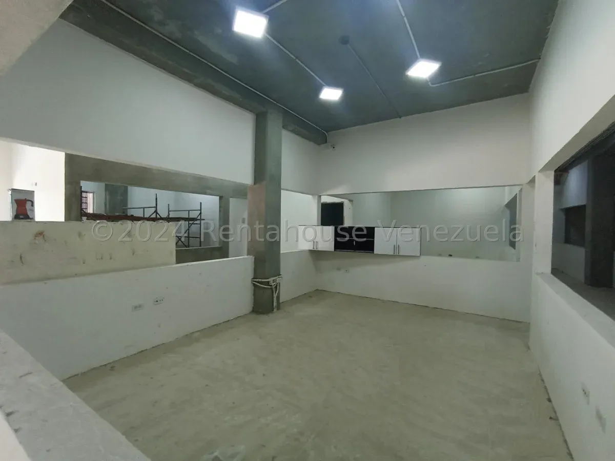 MLS #26-7656 EN VENTA EDIFICIO COMERCIAL CON 3 LOCALES  - 32