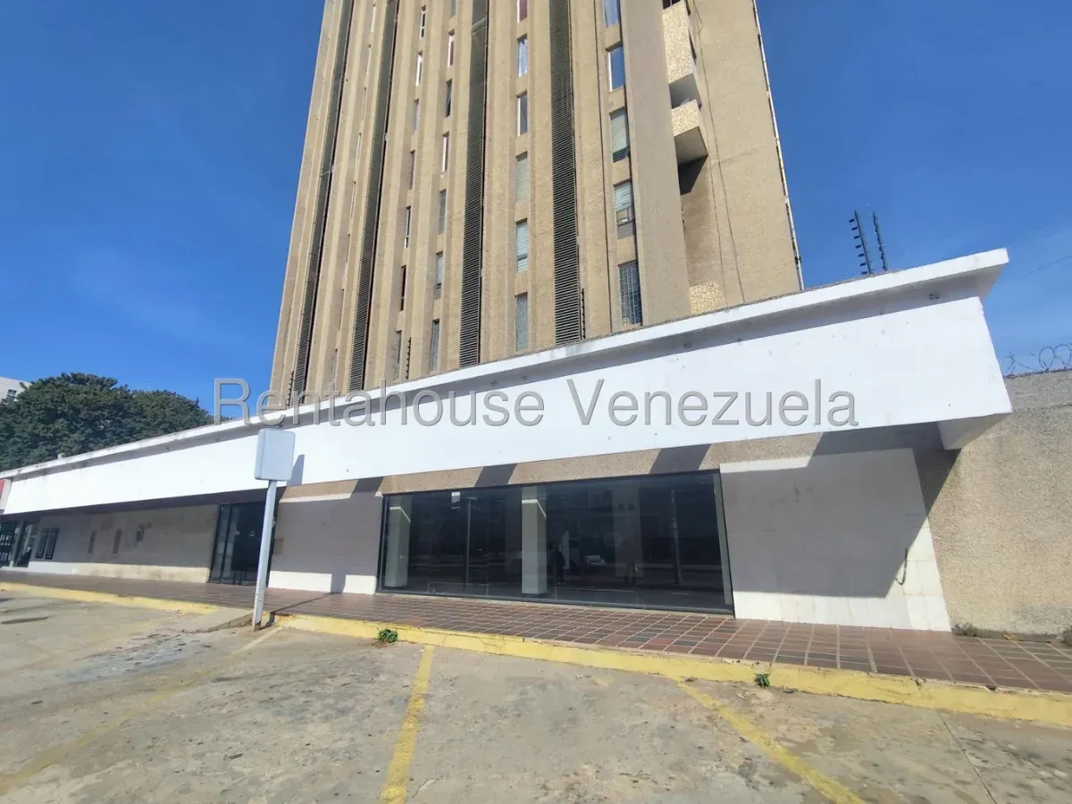 MLS #25-21021 EN VENTA LOCAL COMERCIAL 