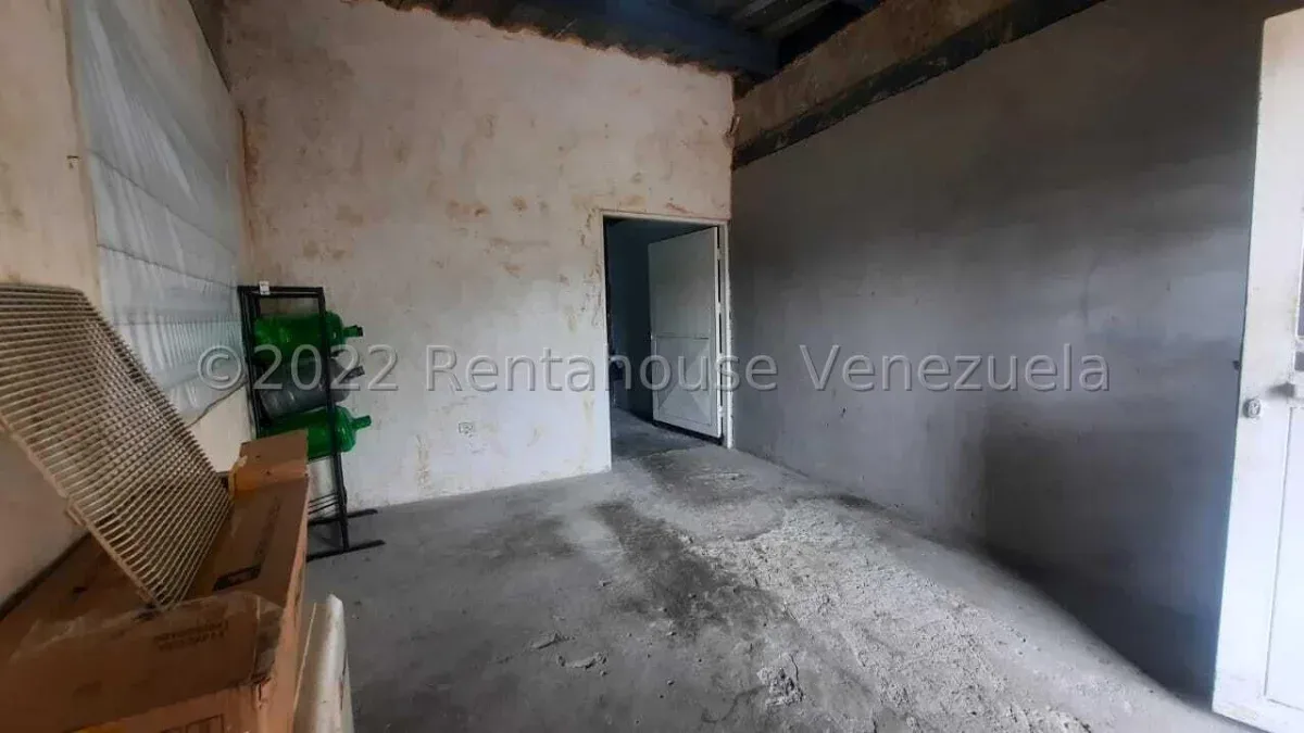 MLS #25-9839 EN VENTA LOCAL COMERCIAL  - 4