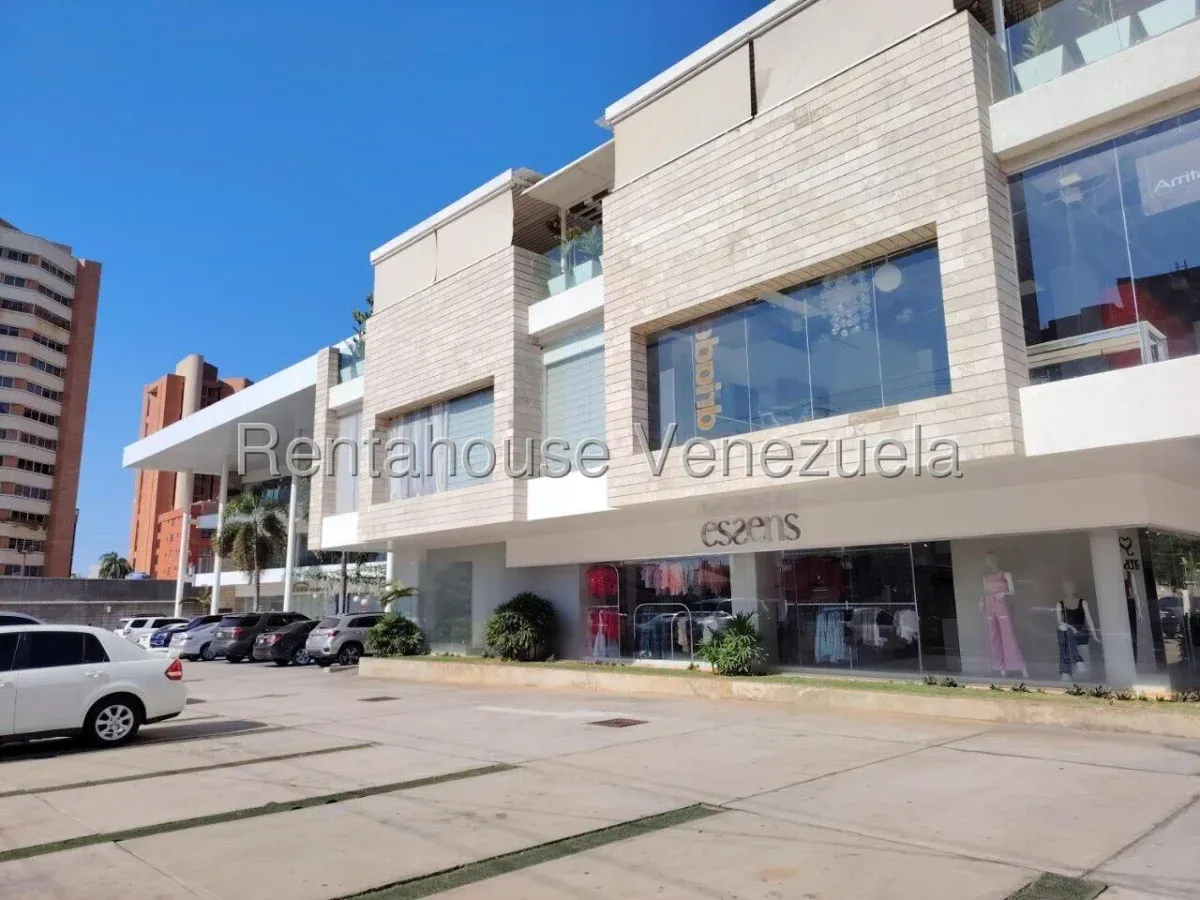 MLS #25-18388. LOCAL EN VENTA 